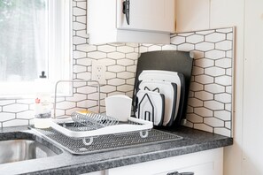 Cafetière-théière, réfrigérateur, four à micro-ondes, un four