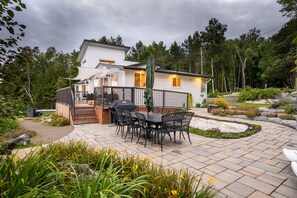 Outdoor dining - Family Accessible Lakehouse (Westport)