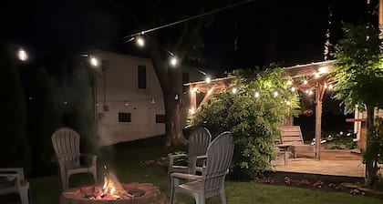 Spacious first-floor cottage nestled between Lakeside and Marblehead!