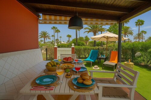 Bungalow with large terrace overlooking the pool