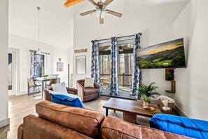 Smart TV - Newly Remodeled King Ensuite Cozy Chalet (Mills River)