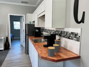 Een koelkast, een microgolfoven, een kookplaat