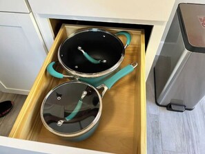 Refrigerador, microondas, parrilla de estufa y cafetera y tetera 