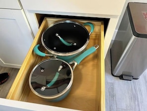 Refrigerador, microondas, parrilla de estufa y cafetera y tetera