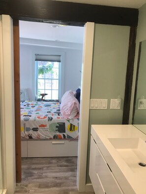 1 bedroom, free WiFi, bed sheets, wheelchair access - West End Charmer, Streetfront with Water Access (Provincetown)