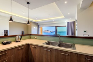 Full-size fridge, microwave, oven, stovetop