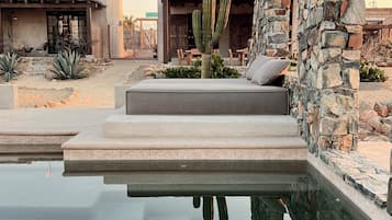 Una piscina al aire libre (de 08:30 a 21:00), sombrillas, tumbonas