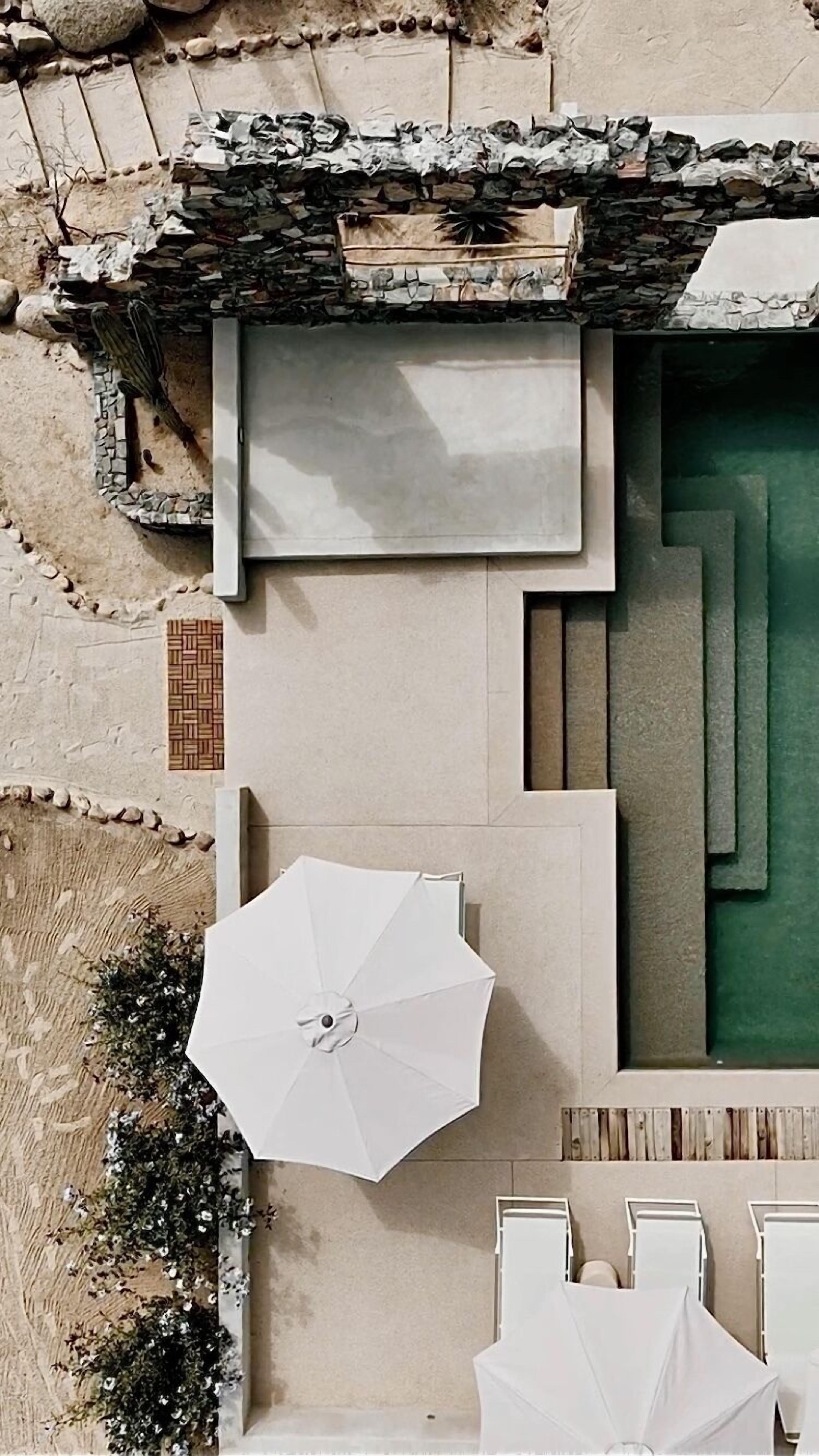 Ulkouima-allas avoinna 8.30–21.00, aurinkovarjoja, aurinkotuoleja