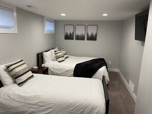 3 chambres, bureau, fer et planche à repasser, lit de bébé portatif