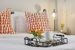 2 habitaciones, escritorio y tabla de planchar con plancha 