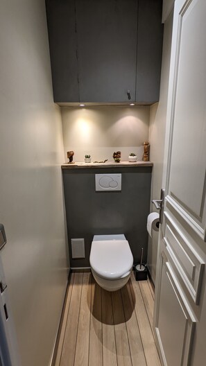 Baignoire, bidet, serviettes fournies, savon