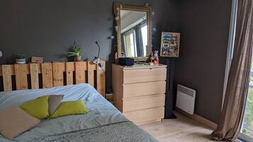 2 slaapkamers, een strijkplank/strijkijzer, wifi, beddengoed