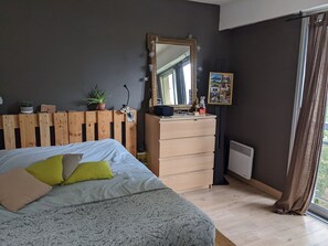 2 chambres, fer et planche à repasser, Wi-Fi, draps fournis