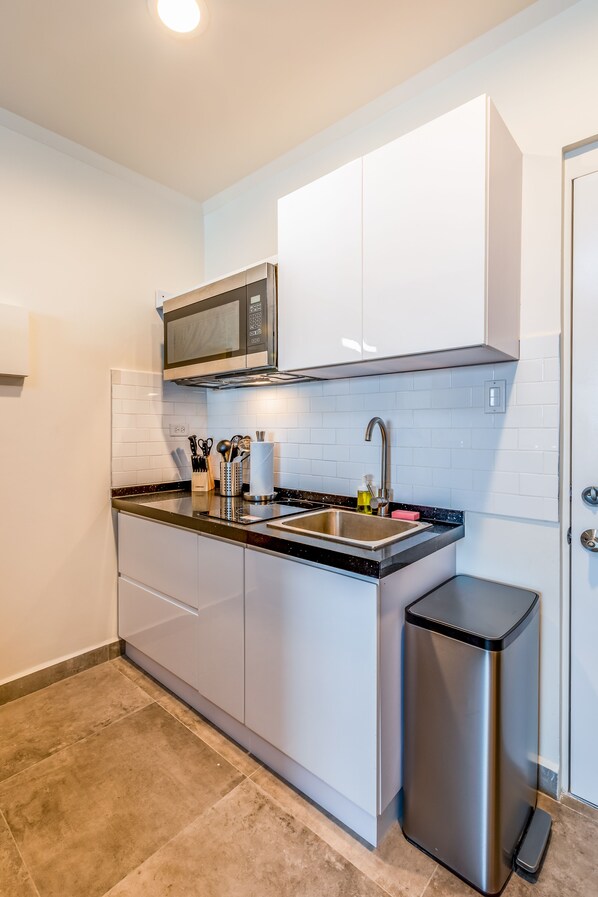 Kühlschrank, Mikrowelle, Herdplatte, Wasserkocher mit Kaffee-/Teezubehör