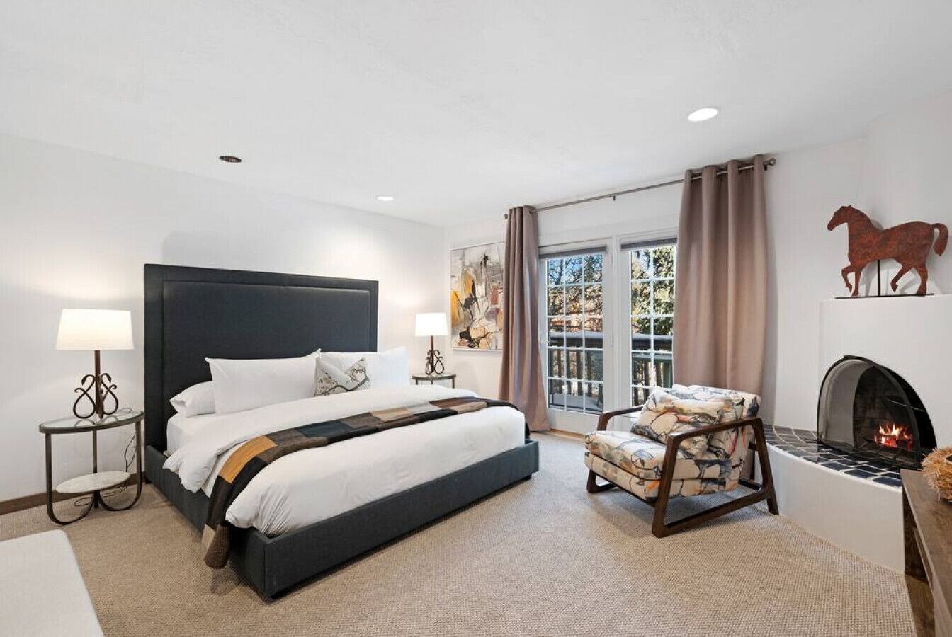 4 chambres, bureau, fer et planche à repasser, lit parapluie