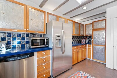 Ski Discounts! Luxe Canyon Rd, near Art Galleries