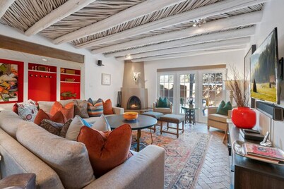 Ski Discounts! Luxe Canyon Rd, near Art Galleries