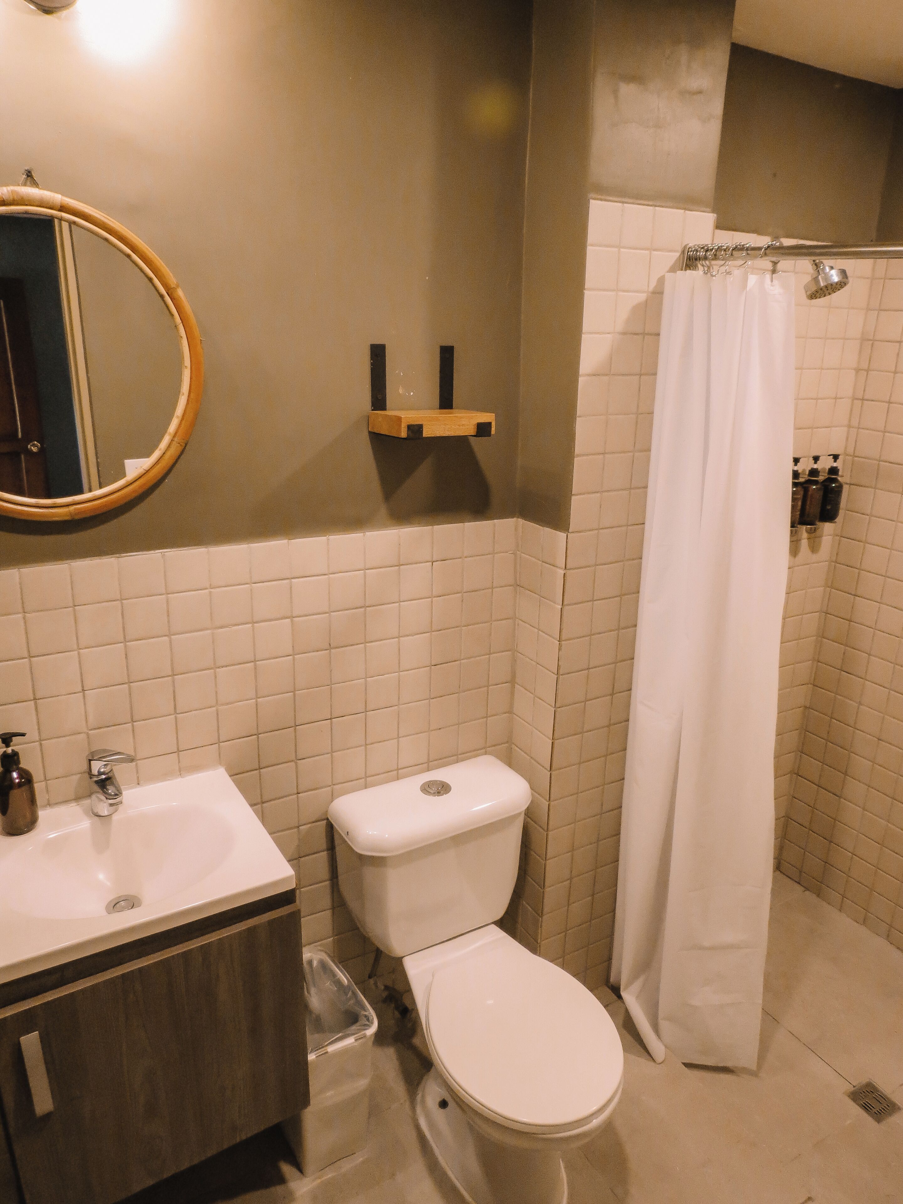 Un baño con inodoro, lavabo y ducha.
