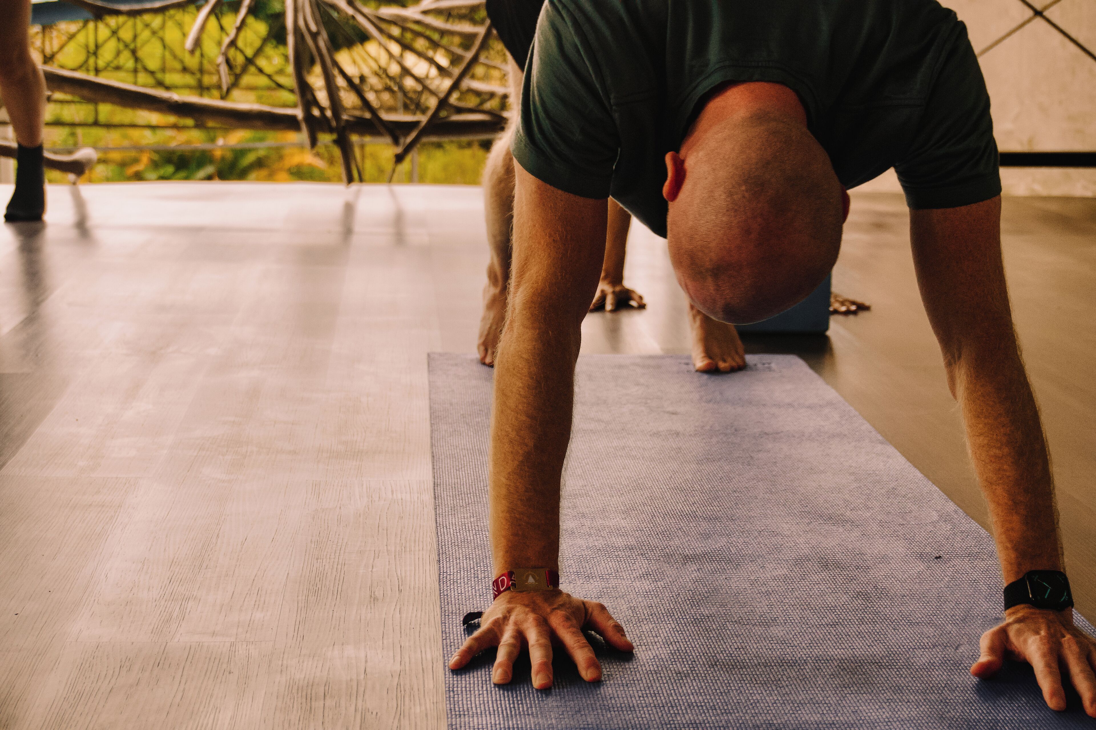 Una persona realizando una postura de yoga sobre una esterilla.