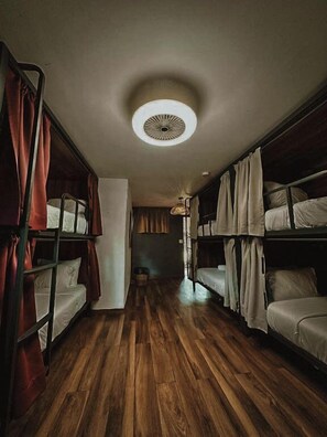 Bed in 8-Bed Dormitory Room | 1 quarto, Wi-Fi de cortesia, roupa de cama