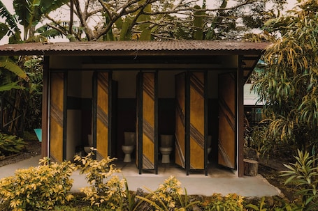 Cylinder Small Room | Bathroom | Towels