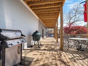 Outdoor dining - Sunset Cove - Large cove, gorgeous sunsets, Amenities galore! (Bremen)