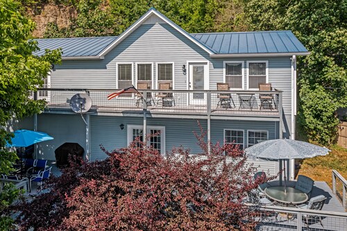 Sunset Cove: 4  BR, 3  BA House in Bremen, Sleeps 12