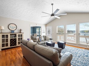 TV, fotballspill, bordtennis og bøker