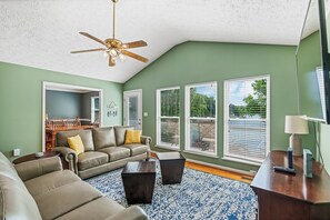 Fernseher, Tischfußball, Tischtennisplatte, Bücher