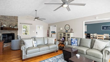 TV, pebolim, mesa de pingue-pongue, livros