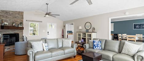 Televisión, futbolito, mesa de ping pong, libros