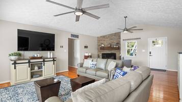 TV, pebolim, mesa de pingue-pongue, livros