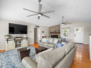 テレビ、テーブルサッカー台、卓球台、書庫