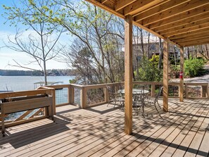 Outdoor dining - Sunset Cove - Large cove, gorgeous sunsets, Amenities galore! (Bremen)