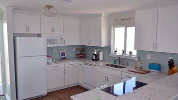 雪櫃、微波爐、焗爐、爐具