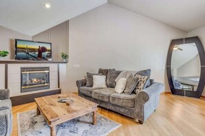 Smart TV, fireplace, offices - Spacious Family Getaway With Arcade Games & PackNPlay (Derby)