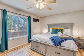 4 chambres, fer et planche à repasser, lit de bébé portatif