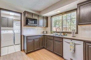Fridge, microwave, oven, stovetop - Spacious Family Getaway With Arcade Games & PackNPlay (Derby)