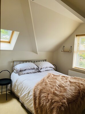 2 bedrooms, desk, iron/ironing board, bed sheets - Luxury apartment 5 min walk to Southbourne Beach (Southbourne)