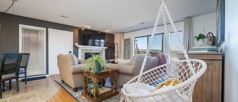 テレビ、暖炉、スマートスピーカー