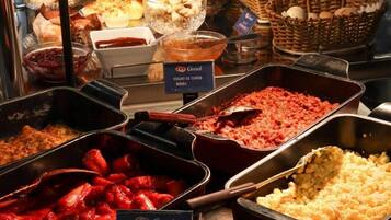 A buffet with various dishes including Molho de Carne Moida and Molho de Salsicchia.