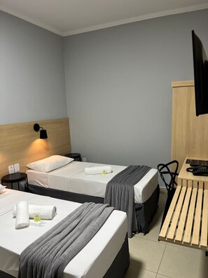 Deluxe Triple Room, 3 Twin Beds | Bed sheets - Hotel Graal Inn Queluz (Queluz)