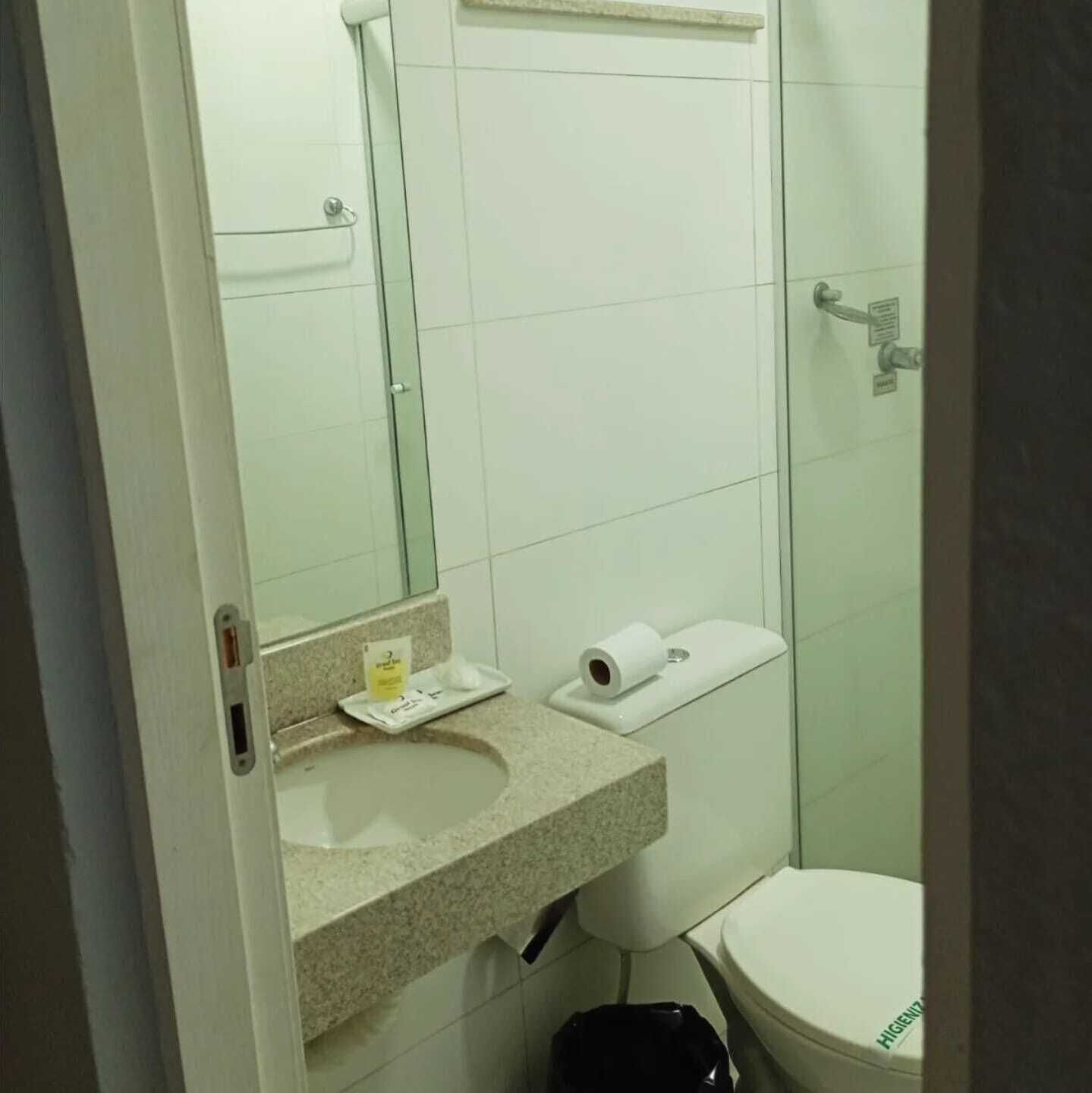 Ein Badezimmer mit Waschbecken, Toilette und Dusche.