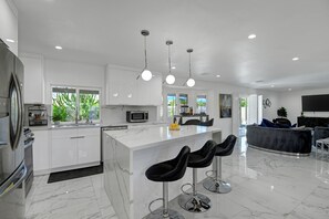 Private kitchen - PALM SPRING MOUNTAIN VIEW SALT WATER POOL AND SPA (Palm Springs)