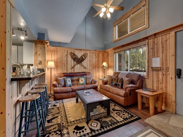 Fernseher, Kamin, DVD-Player, Stereoanlage