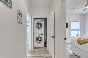 Interior - Ocean Views🏖Steps to Beach & Pool 🏖Huge Deck &Wifi (Crystal Beach)