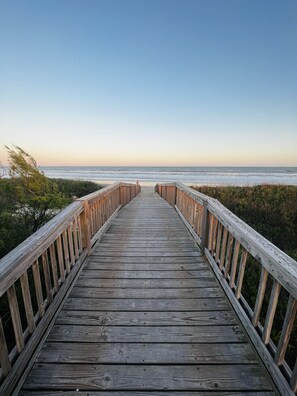 Beach nearby - Ocean Views🏖Steps to Beach & Pool 🏖Huge Deck &Wifi (Crystal Beach)