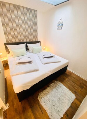 2 habitaciones, escritorio y tabla de planchar con plancha 