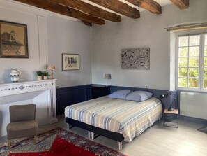 5 habitaciones, escritorio, tabla de planchar con plancha y wifi gratis