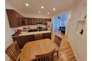 Private kitchen - Downtown Retreat (Laramie)
